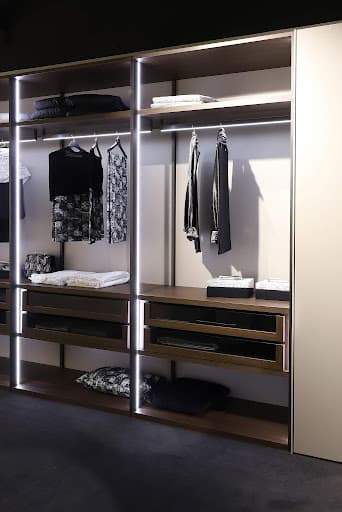 Walk-in closet iluminado de lujo Kasa Koncept